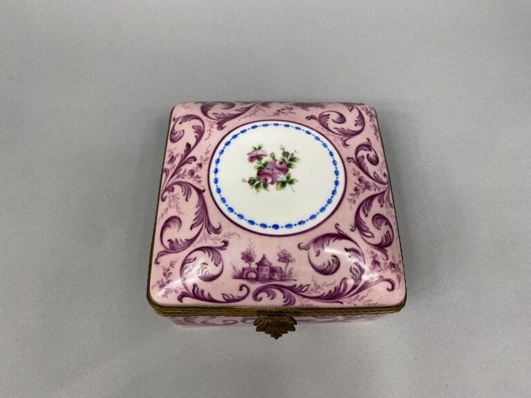 LE TALLEC - Boite couverte en porcelaine émaillée à décor de rinceaux et médail…