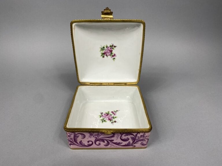 LE TALLEC - Boite couverte en porcelaine émaillée à décor de rinceaux et médail…