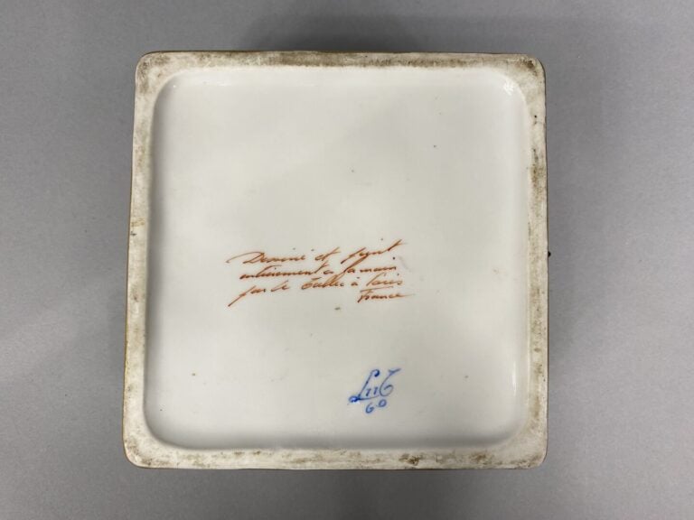 LE TALLEC - Boite couverte en porcelaine émaillée à décor de rinceaux et médail…