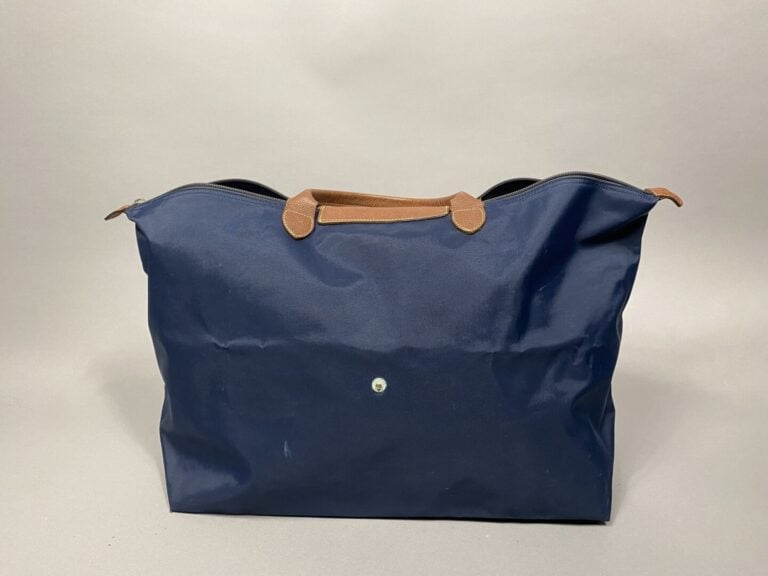 LONGCHAMP - Sac de voyage modèle "pliage" en nylon dans les tons bleu marine, p…