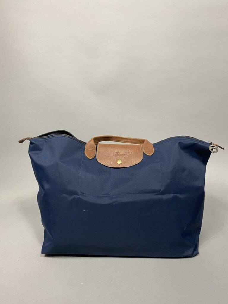 LONGCHAMP - Sac de voyage modèle "pliage" en nylon dans les tons bleu marine, p…