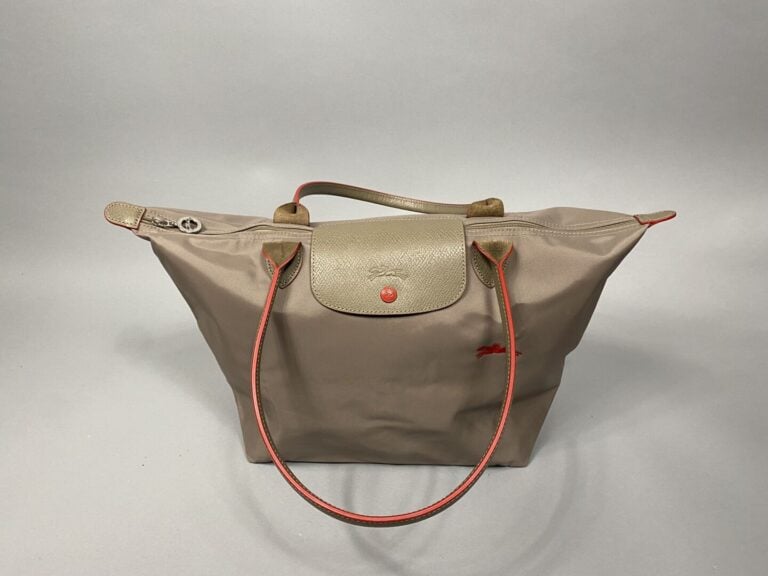 LONGCHAMP - Sac modèle "pliage" porté main en nylon dans les tons taupe, pattes…