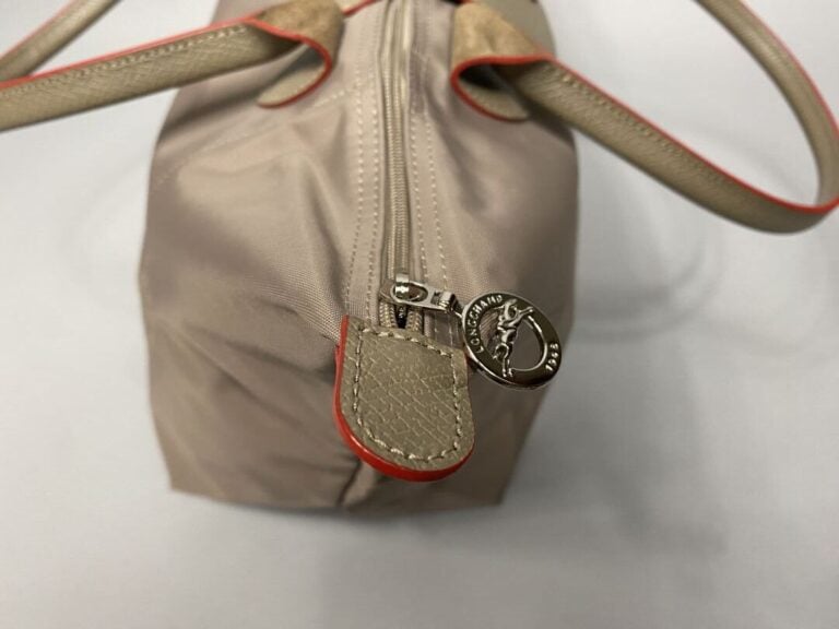 LONGCHAMP - Sac modèle "pliage" porté main en nylon dans les tons taupe, pattes…