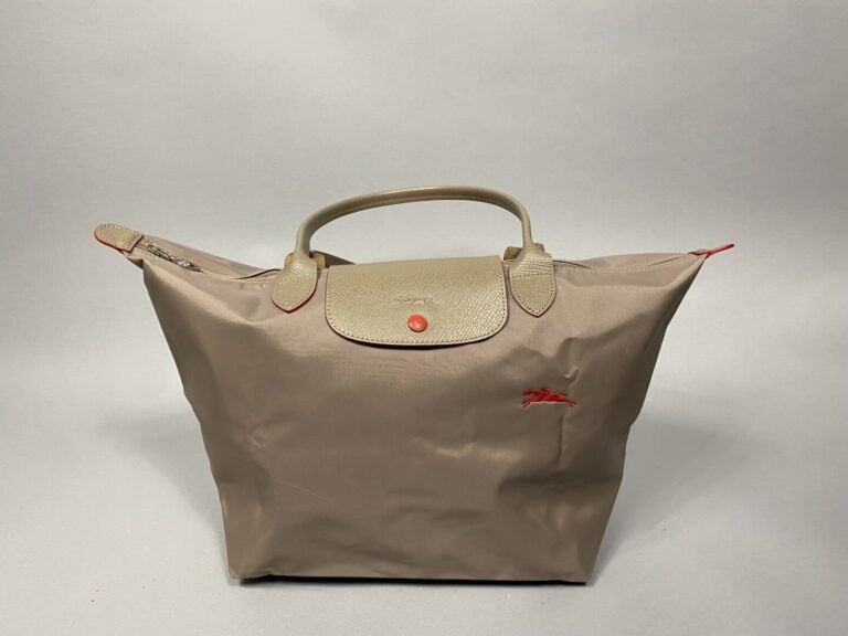 LONGCHAMP - Sac modèle "pliage" porté main en nylon dans les tons taupe, pattes…