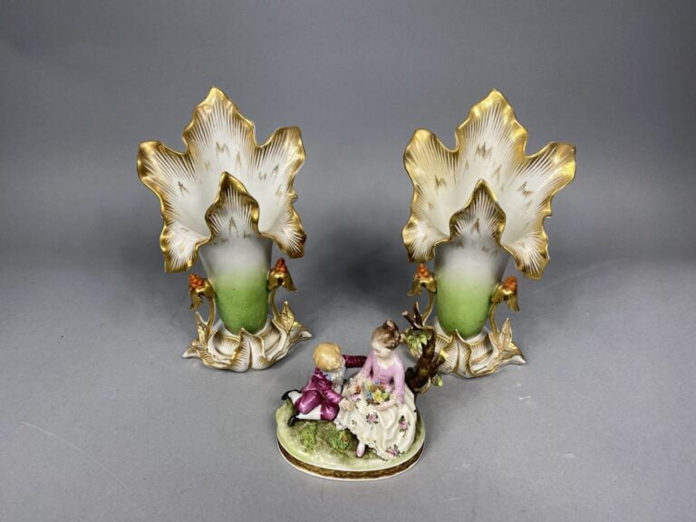 Lot comprenant une paire de vases cornets de mariée en porcelaine polychrome et…