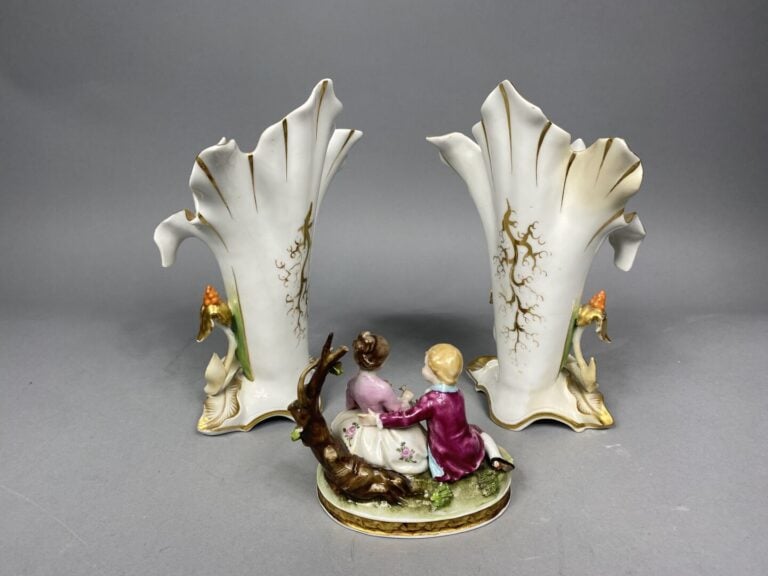 Lot comprenant une paire de vases cornets de mariée en porcelaine polychrome et…
