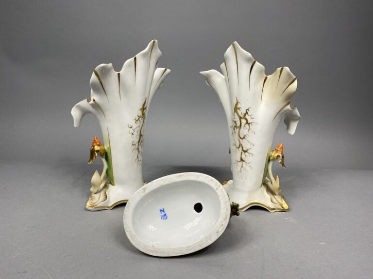 Lot comprenant une paire de vases cornets de mariée en porcelaine polychrome et…