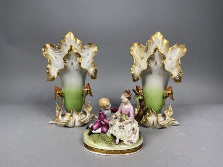 Lot comprenant une paire de vases cornets de mariée en porcelaine polychrome et…