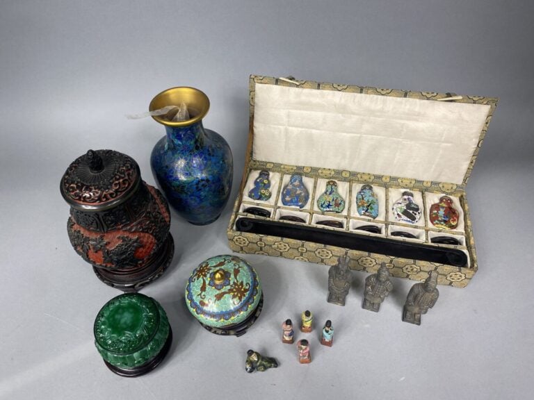 Lot d'objets de vitrine asiatiques : sujets, flacons tabatières, potiche imitan…