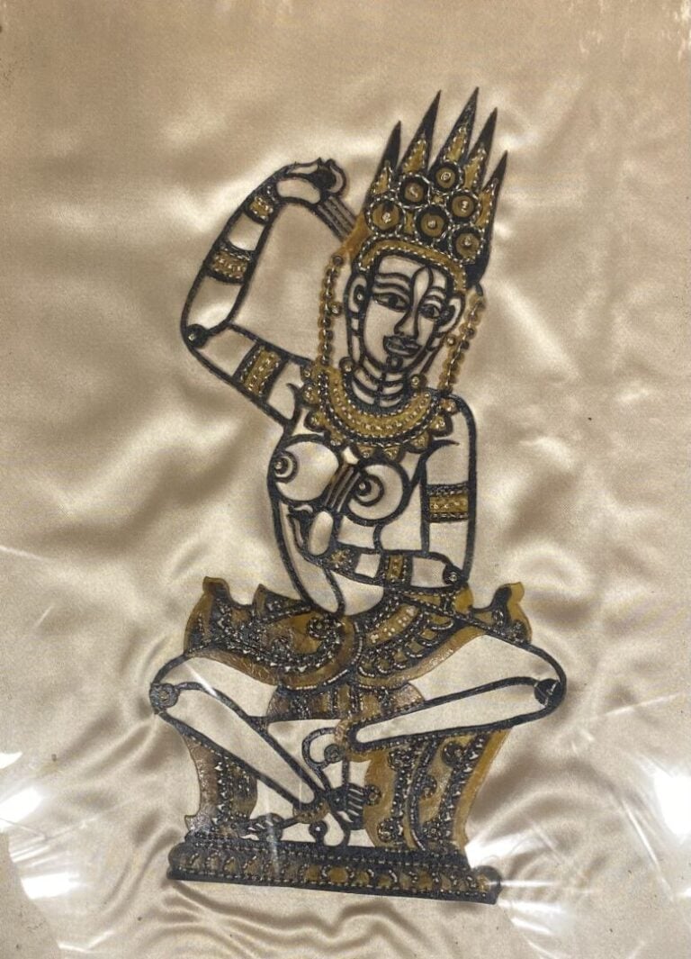 Lot d'objets de vitrine asiatiques : sujets, flacons tabatières, potiche imitan…
