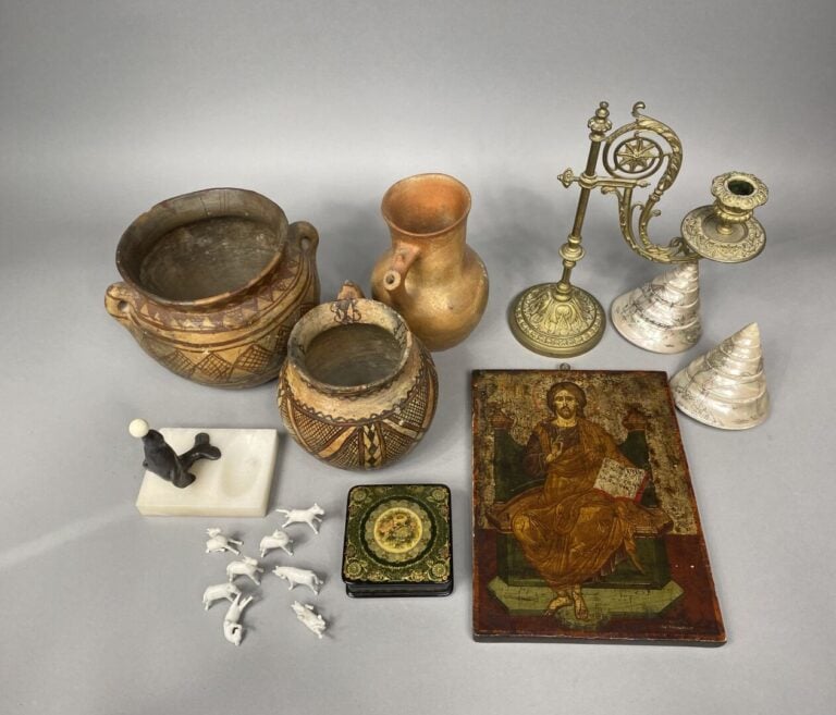 Lot d'objets de vitrine, minéraux, oeufs en pierre dure, sujet en biscuit, bibe…