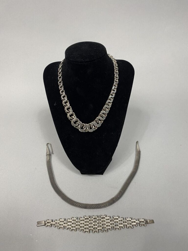 Lot de bijoux en argent (925) comprenant un collier à maille fantaisie en chute…
