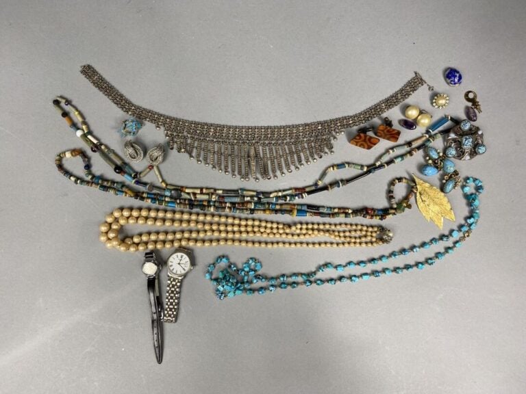 Lot de bijoux fantaisie divers dans un coffret comprenant : broche, colliers, m…