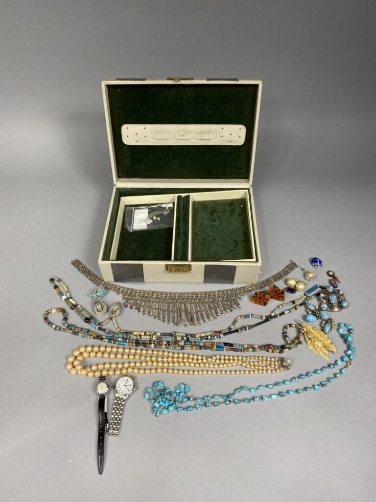 Lot de bijoux fantaisie divers dans un coffret comprenant : broche, colliers, m…