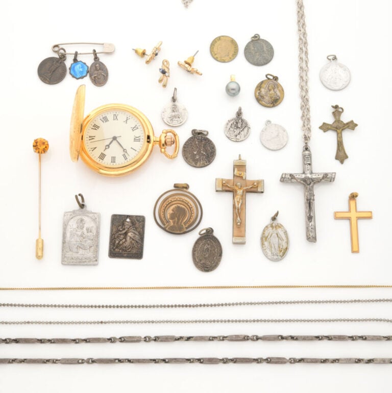 Lot de bijoux fantaisie divers dont médailles religieuses, pendentifs croix, mo…