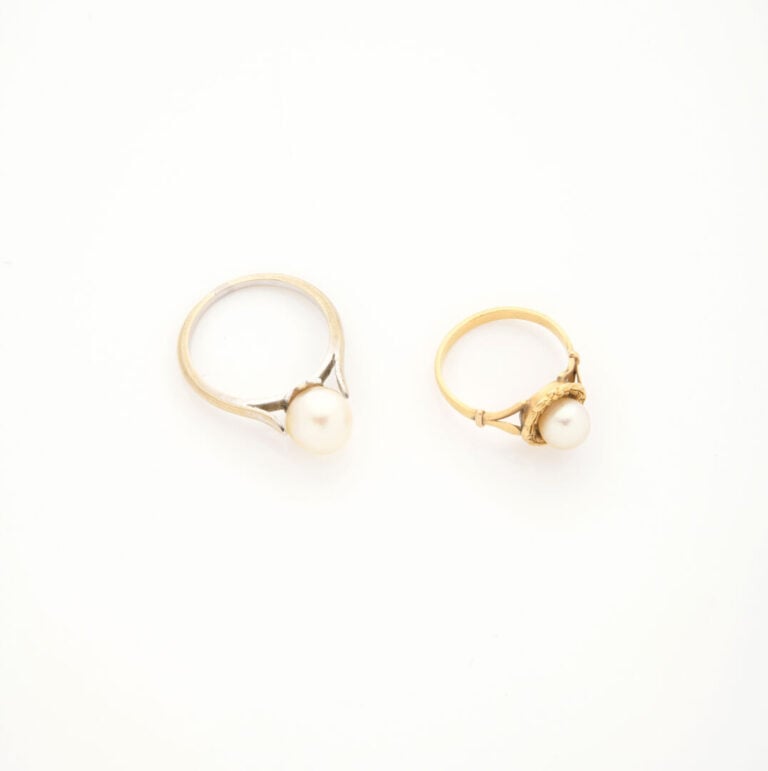 Lot de deux bagues en or (750) jaune ou gris ornées d'une perle de culture - Po…
