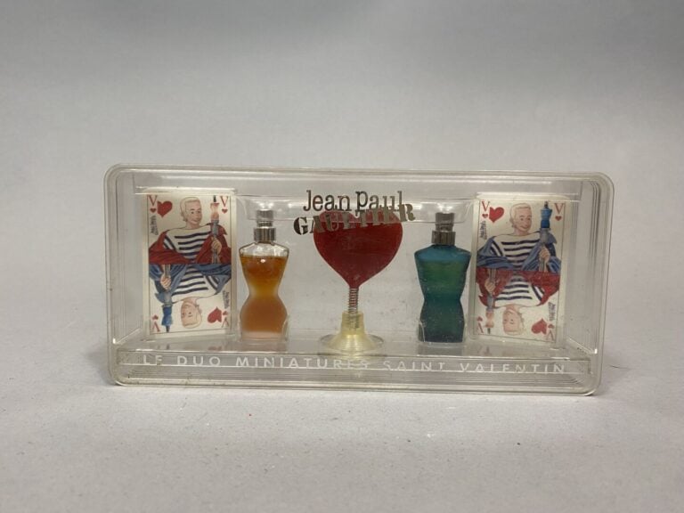 Lot de deux coffrets de miniatures de parfums Jean Paul GAULTIER comprenant : -…