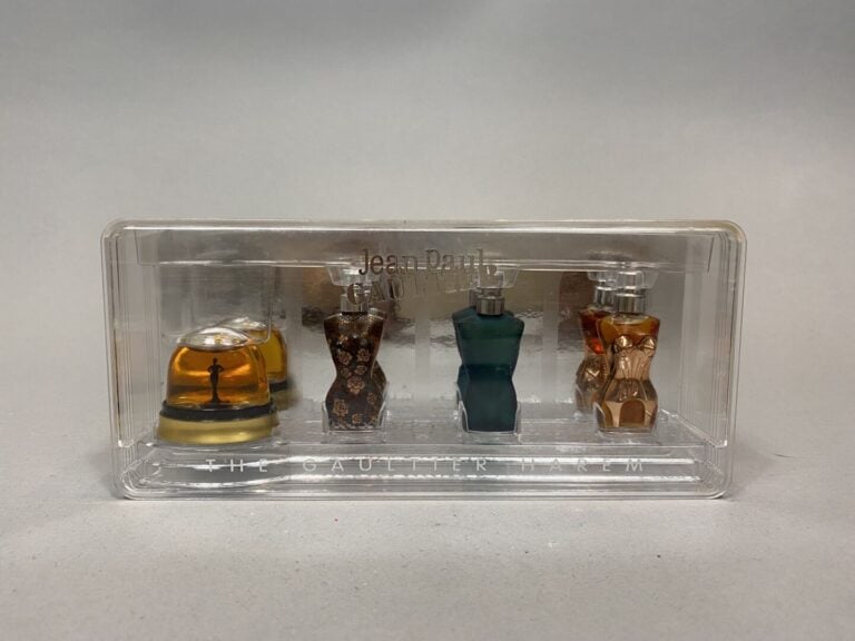 Lot de deux coffrets de miniatures de parfums Jean Paul GAULTIER comprenant : -…