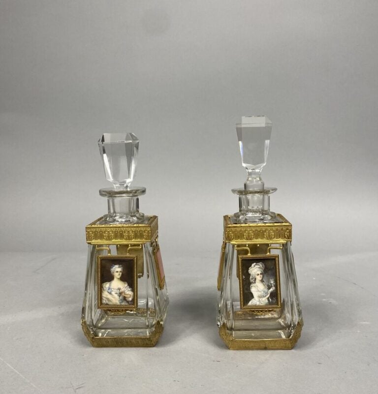 Lot de deux flacons de parfum en verre à pans coupés. Les flacons sont ornés d'…