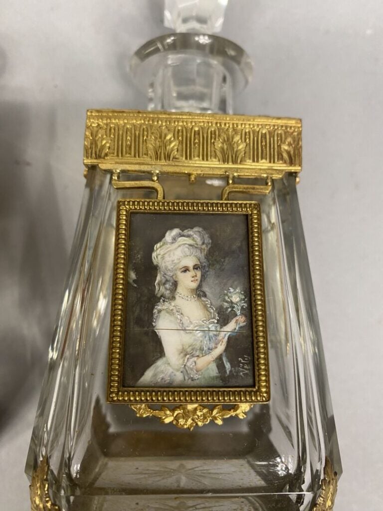 Lot de deux flacons de parfum en verre à pans coupés. Les flacons sont ornés d'…