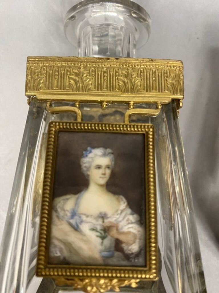 Lot de deux flacons de parfum en verre à pans coupés. Les flacons sont ornés d'…