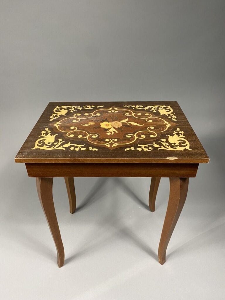 Lot de deux petites tables d'appoint en bois marqueté l'une à décor de rinceaux…