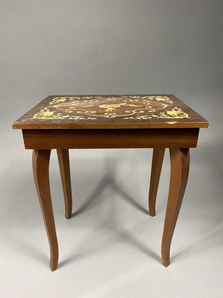 Lot de deux petites tables d'appoint en bois marqueté l'une à décor de rinceaux…