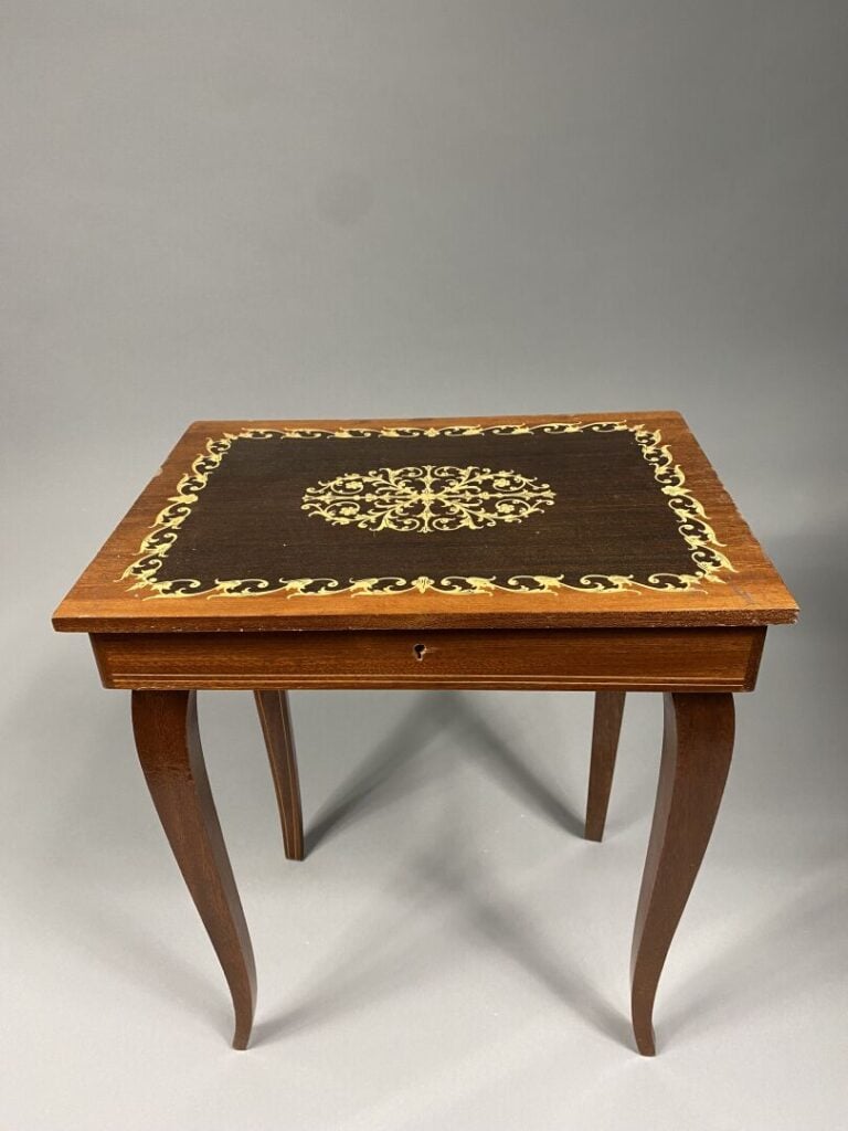 Lot de deux petites tables d'appoint en bois marqueté l'une à décor de rinceaux…