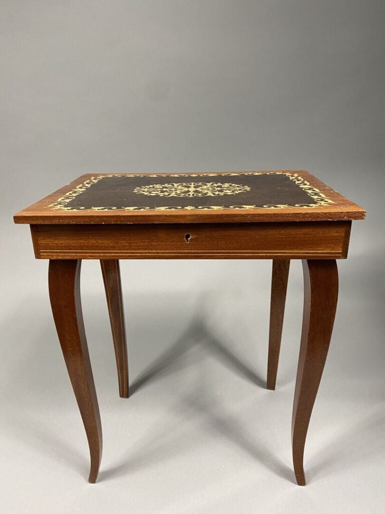 Lot de deux petites tables d'appoint en bois marqueté l'une à décor de rinceaux…
