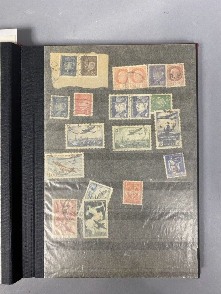Lot de timbres divers, albums et vrac - (en l'état)