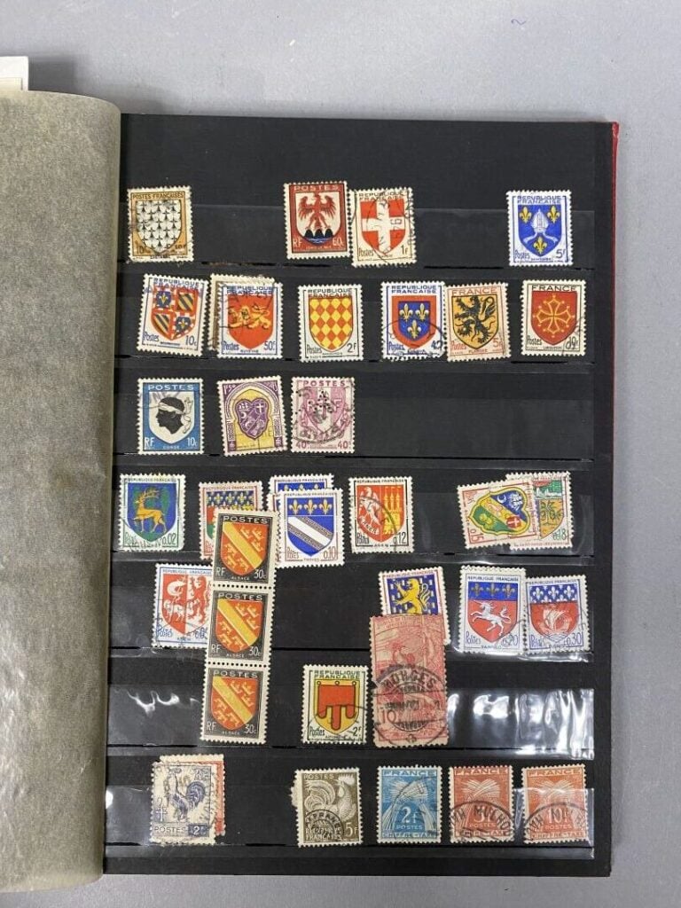 Lot de timbres divers, albums et vrac - (en l'état)