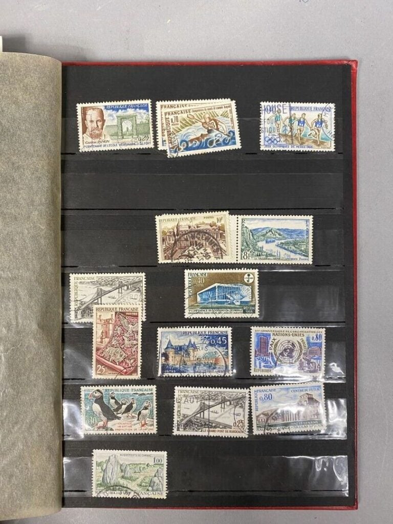 Lot de timbres divers, albums et vrac - (en l'état)