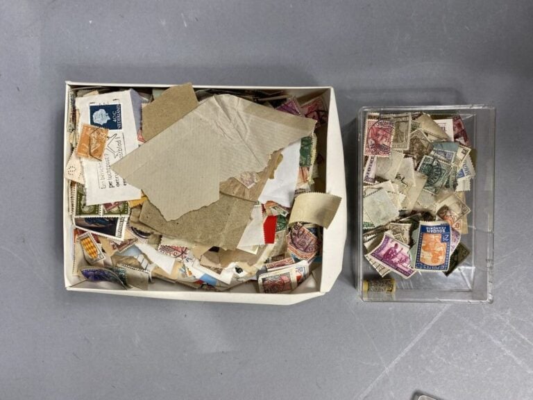Lot de timbres divers, albums et vrac - (en l'état)