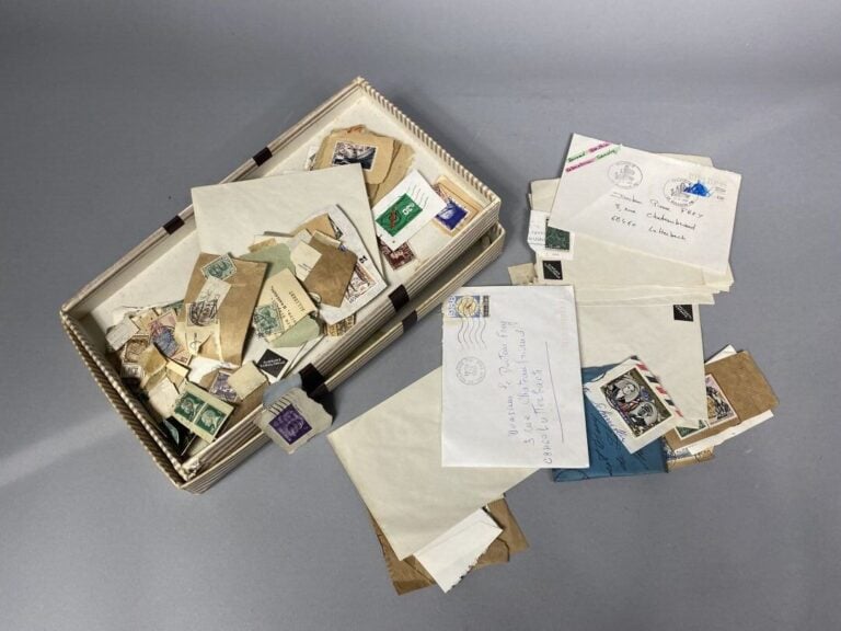 Lot de timbres divers, albums et vrac - (en l'état)