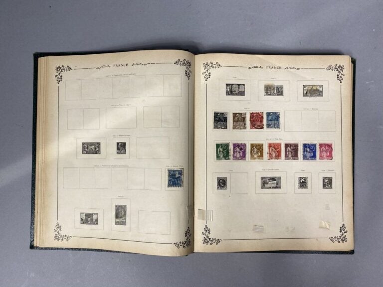 Lot de timbres divers, albums et vrac - (en l'état)