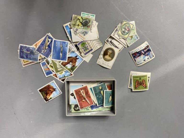 Lot de timbres divers, albums et vrac - (en l'état)