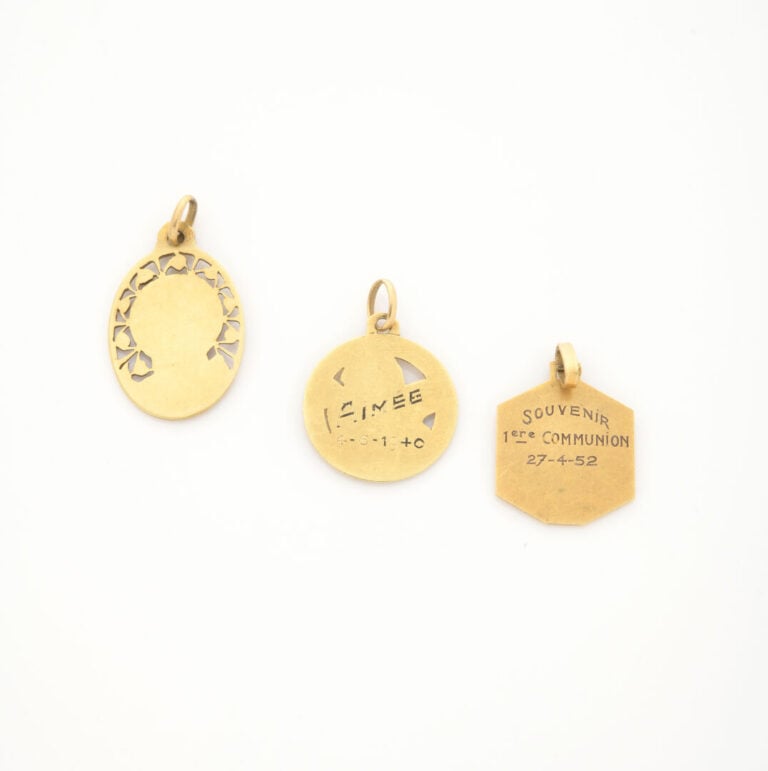 Lot de trois médailles religieuses en or jaune (750) - Poids total : 10.4 g