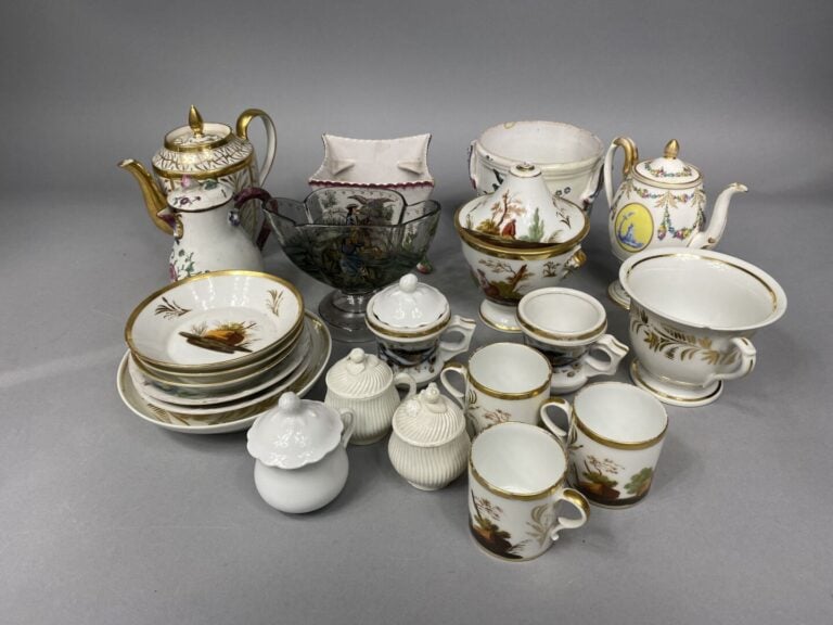 Lots d'objets de vitrine comprenant service à thé et café en porcelaine, pots à…