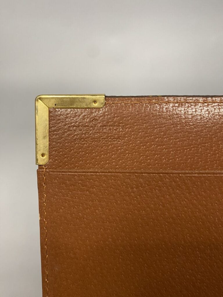 Louis VUITTON - Porte-documents en toile monogram et métal doré. Intérieur en c…