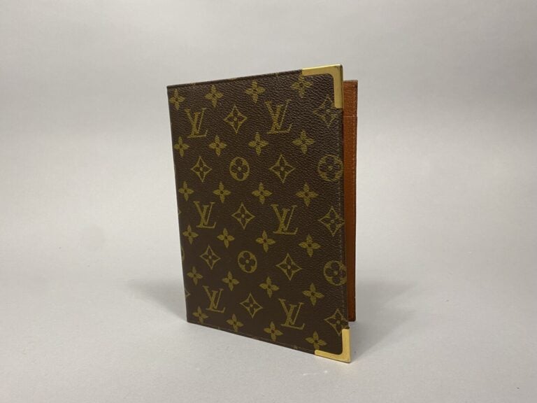 Louis VUITTON - Porte-documents en toile monogram et métal doré. Intérieur en c…