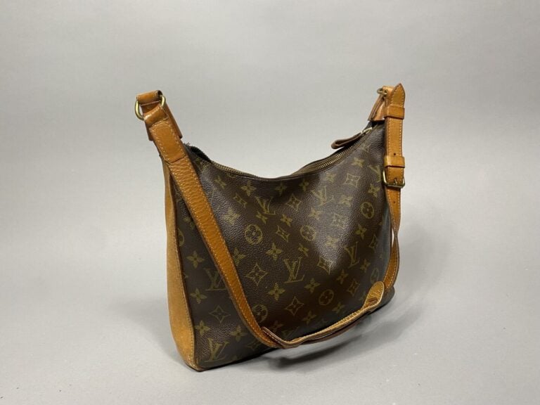 Louis VUITTON - Sac "Boulogne" en toile monogram et cuir naturel, porté épaule…