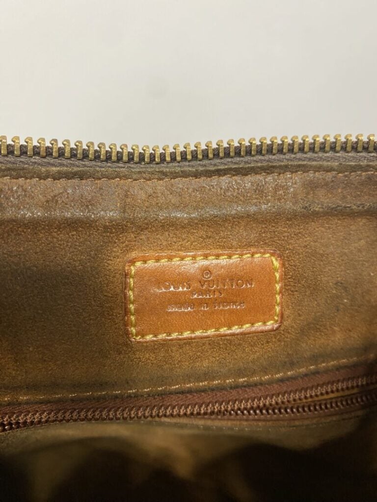 Louis VUITTON - Sac "Boulogne" en toile monogram et cuir naturel, porté épaule…