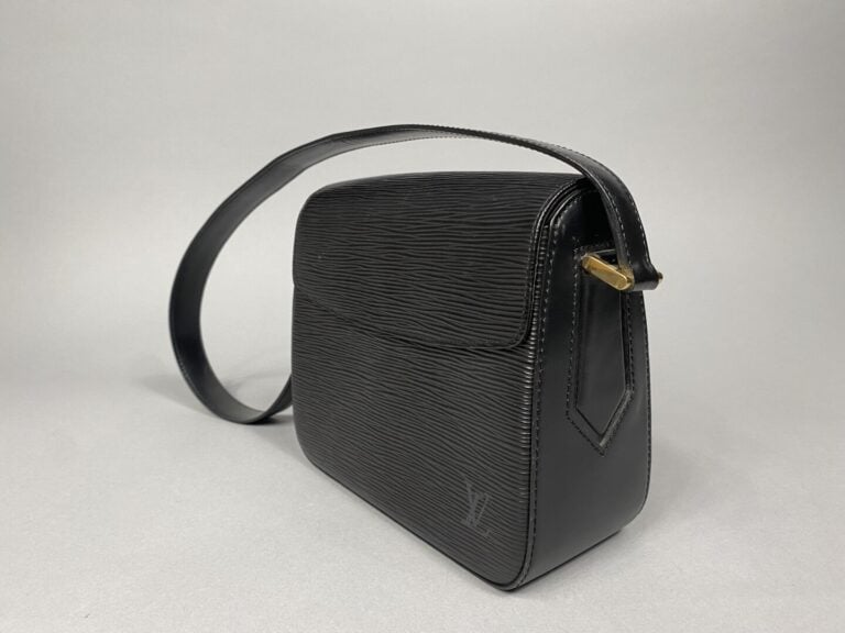 Louis VUITTON - Sac "Buci" en cuir épi noir, porté épaule bandoulière en cuir n…