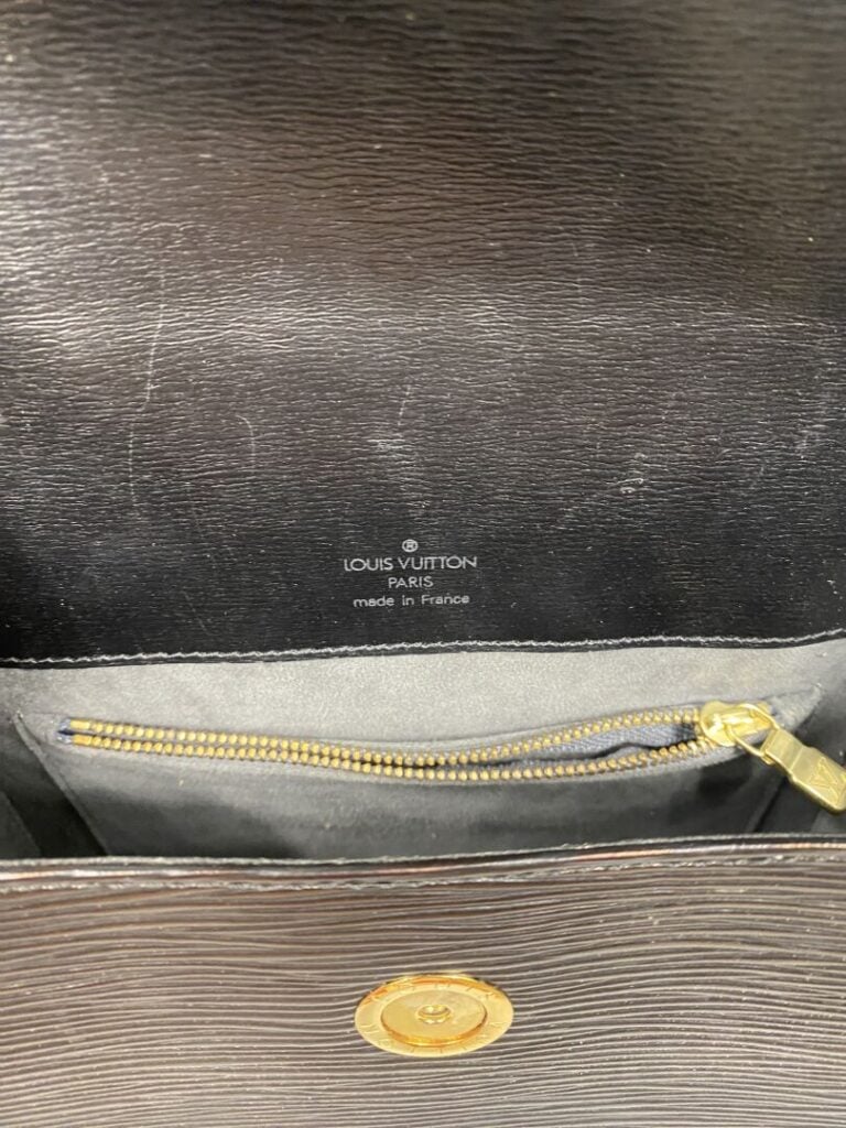 Louis VUITTON - Sac "Buci" en cuir épi noir, porté épaule bandoulière en cuir n…