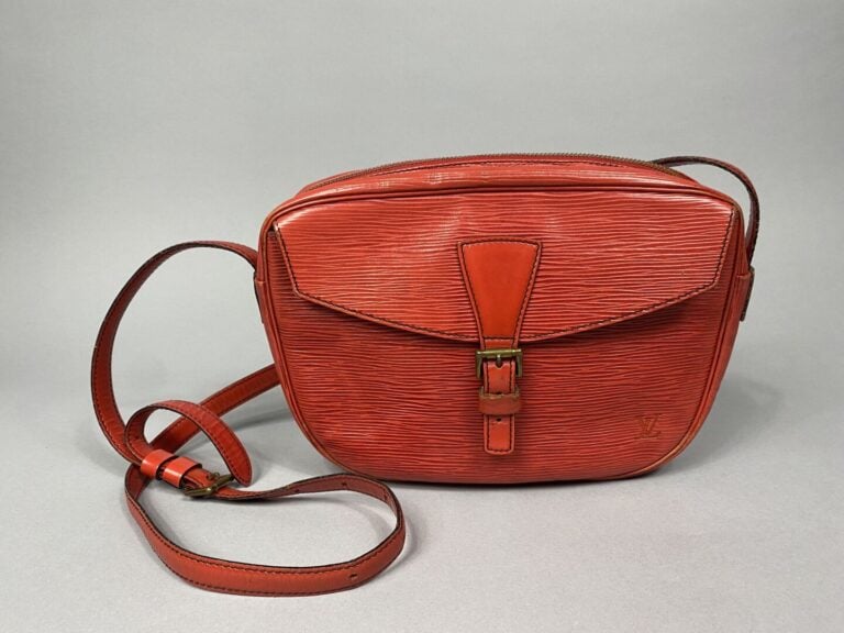 Louis VUITTON - Sac "Jeune fille" en cuir épi rouge, une poche sur l'avant, ban…