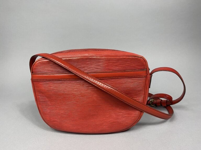 Louis VUITTON - Sac "Jeune fille" en cuir épi rouge, une poche sur l'avant, ban…