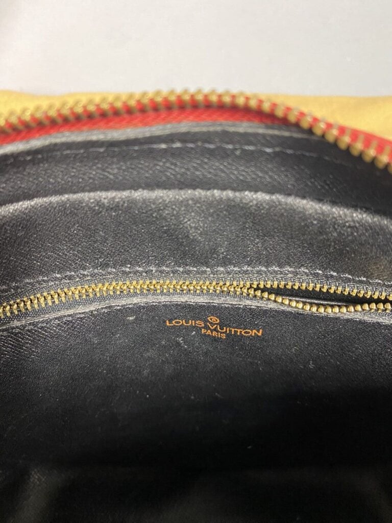 Louis VUITTON - Sac "Jeune fille" en cuir épi rouge, une poche sur l'avant, ban…