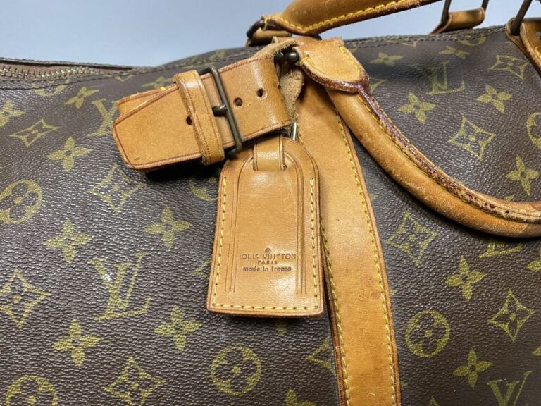 Louis VUITTON - Sac "Keepall 55" en toile monogram et cuir naturel. Double poig…