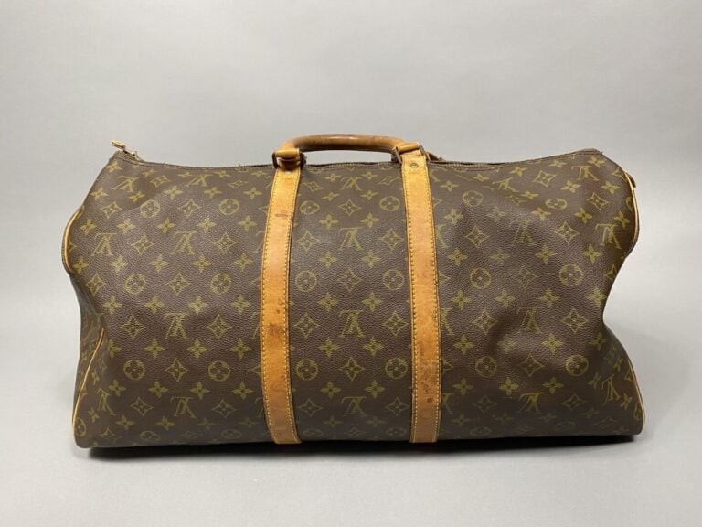 Louis VUITTON - Sac "Keepall 55" en toile monogram et cuir naturel. Double poig…