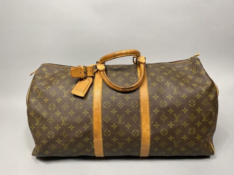 Louis VUITTON - Sac "Keepall 55" en toile monogram et cuir naturel. Double poig…